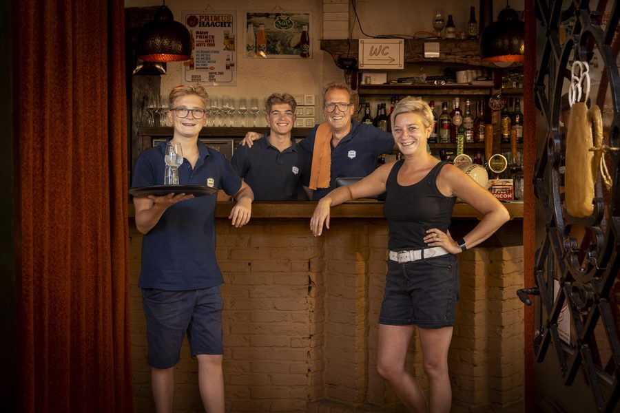 The In de Zwaan team behind the bar